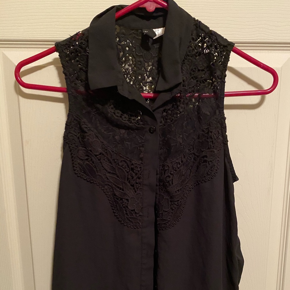 Black sleeveless shirt w/lace